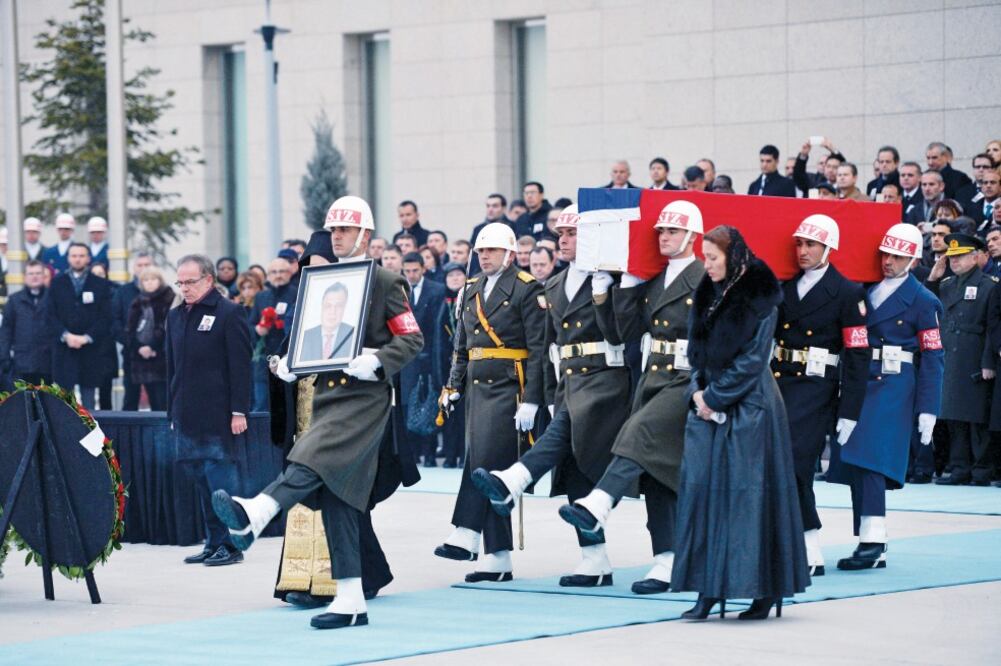 Las autoridades turcas rindieron ayer homenaje al fallecido embajador ruso, previo al traslado del cuerpo a Moscú. (MUSTAFA KAYA. XINHUA)
