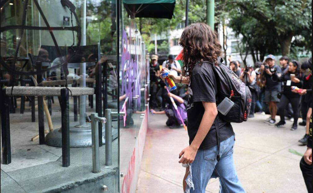 La primera Protesta antigentrificación realizada el viernes 4 de julio de 2025 en calles de la colonia Hipódromo, terminó con violencia y vandalismo. Foto: Fernanda Zamora/EL UNIVERSAL