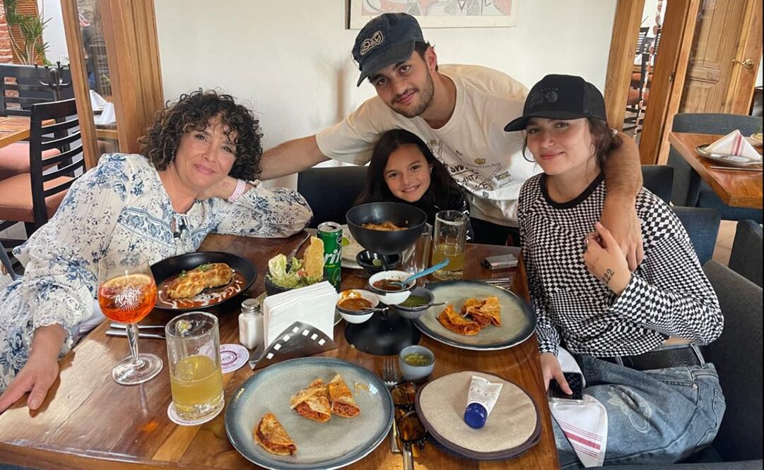 Mayra Rojas sabe que su maternidad es particular, quizá de los pocos casos en
el mundo: tiene en Ivanna, de 22 años, una hija biológica; en Fabián, de 19, un
joven adoptado prácticamente antes de nacer y Lucianna, de 11 años, quien llegó a ella muy pequeñita, tras la muerte de su hermana Lorena.
“Mis hijos llegaron de manera distinta y en todos casos el acompañamiento a lo largo de su vida ha sido muy enriquecedor”, dice la actriz.