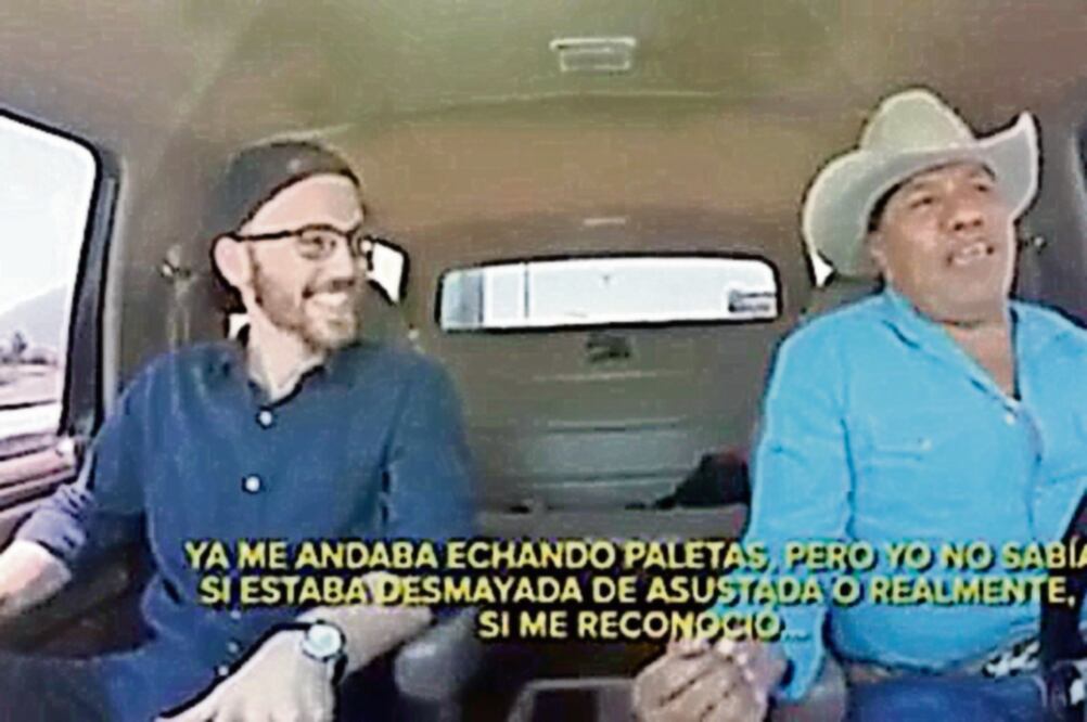 En un video publicado en Face book se puede ver a algunos usuarios sorprendidos mientras abordan el vehículo que maneja Esparza, a uno incluso le cantó (ARCHIVO)