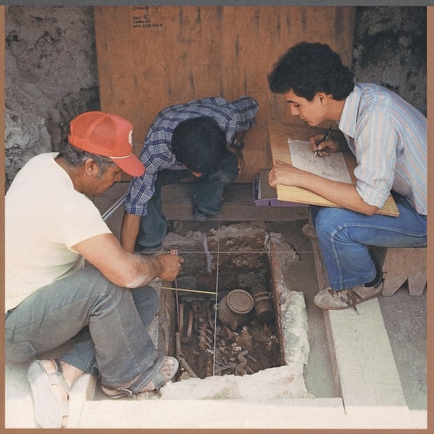 Excavaciones lideradas por López Luján. La imagen es de 1981 en el Templo Mayor en la Ofrenda H, junto a su amigo, el zapoteco Tomás Ruiz. Foto: Archivo familiar López Luján