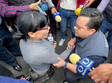 "Te pido justicia por mi hijo", implora de rodillas madre de Hugo, joven asesinado en fiesta clandestina