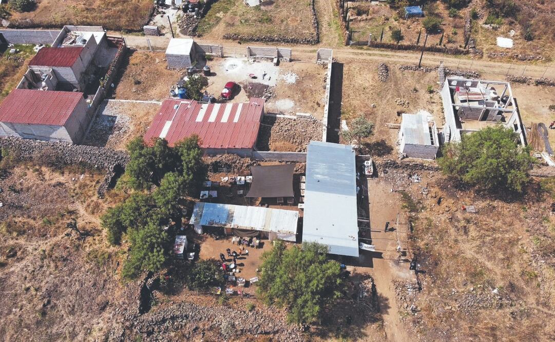 La fosa fue localizada en un inmueble en Camino a San Pablo Xochimilco. Se analizarán los restos humanos encontrados en este lugar. Foto: de JUAN CARLOS WILLIAMS. El Universal