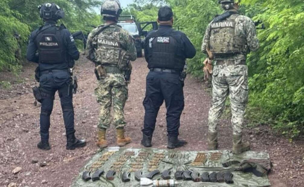 Cartuchos de carga y armas aseguradas por elementos de seguridad (28/08/2025). Foto: Especial