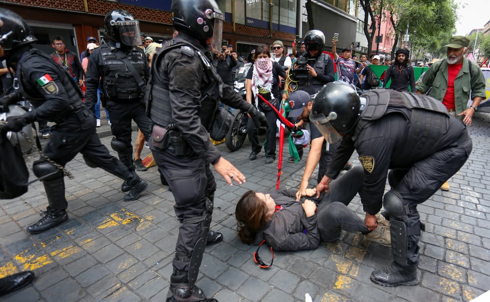 Bloque negro se enfrenta contra policías de la CDMX. Foto: Luis Camacho / Agencia Latitudes Press