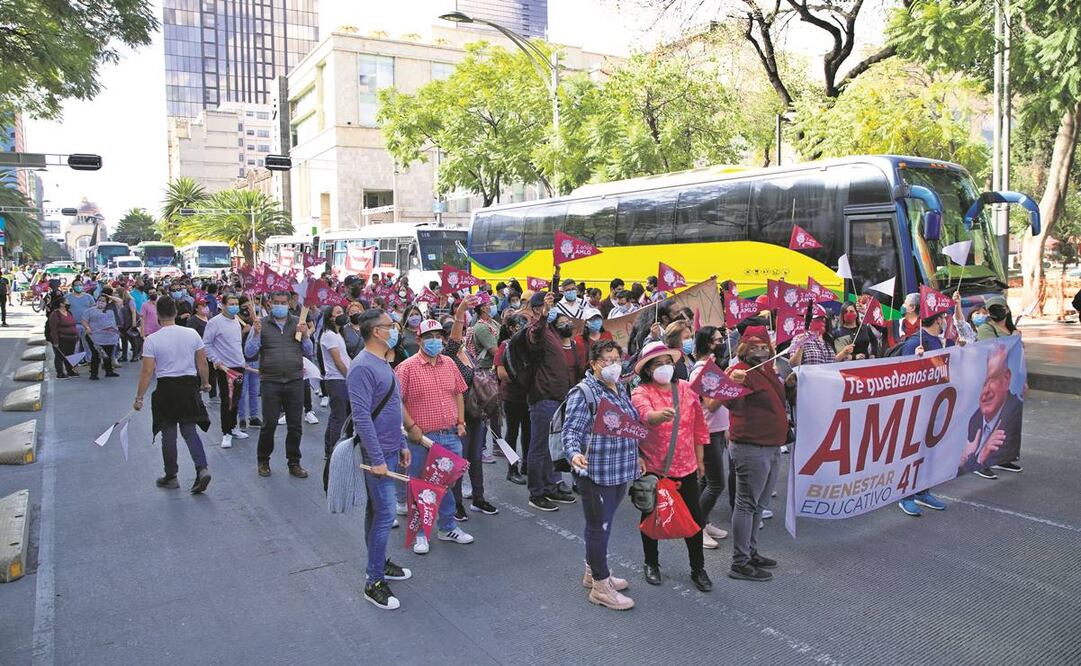 Los simpatizantes portaron banderas con los colores de Morena, otros partidos políticos y de organizaciones sindicales. Foto: Germán Espinosa/ EL UNIVERSAL.