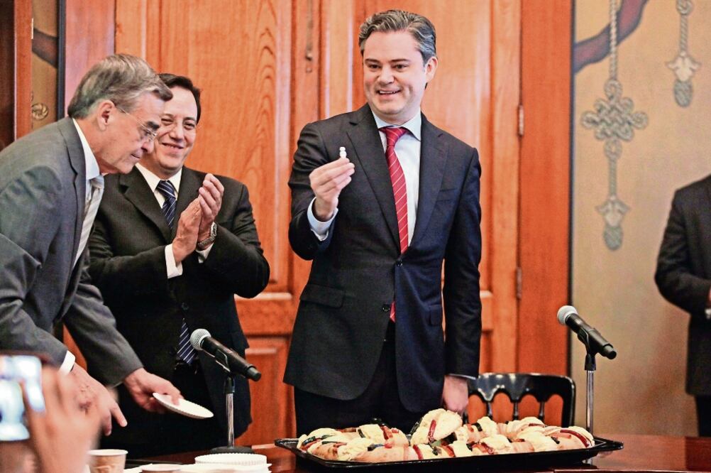 El secretario de Educación Pública, Aurelio Nuño, explicó que los resultados de la evaluación docente se presentarán en la segunda quincena de febrero. El funcionario partió la tradicional Rosca de Reyes con reporteros (LUCÍA GODÍNEZ. EL UNIVERSAL)