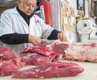 Mexicanos ajustan consumo de carne por desaceleración