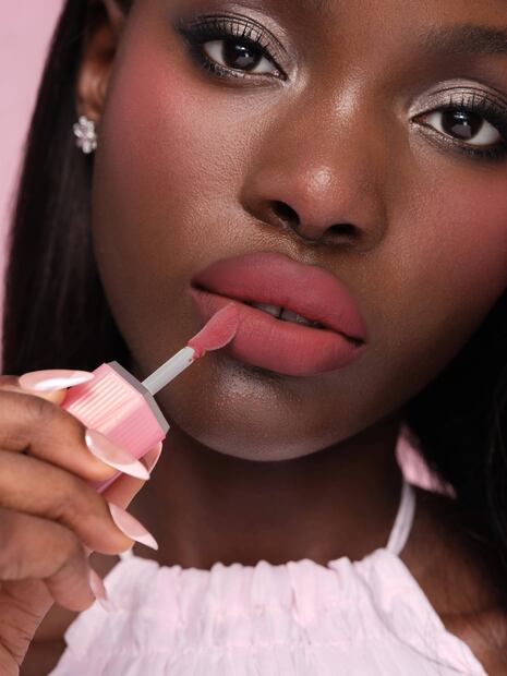 Like a Feather es un labial rosa cálido para usar en las mejillas y labios. Foto: Cortesía Sheglam