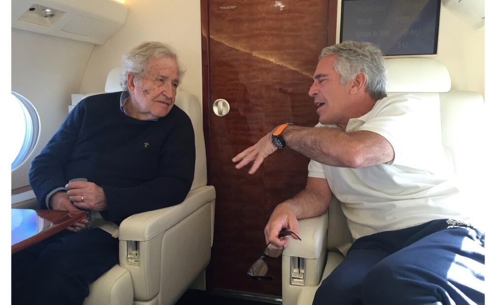 Legisladores demócratas del Congreso de Estados Unidos publicaron decenas de nuevas fotografías relacionadas con Jeffrey Epstein como parte de una estrategia para presionar al gobierno de Donald Trump a divulgar los documentos oficiales del caso. (18/12/25) Foto: AP