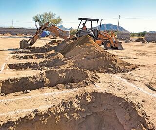 Ante emergencia sanitaria agilizan excavación de fosas en Sonora