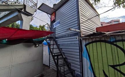 Retiran "oficina y baño callejeros" colocados encima de puesto de ataúdes en Edomex