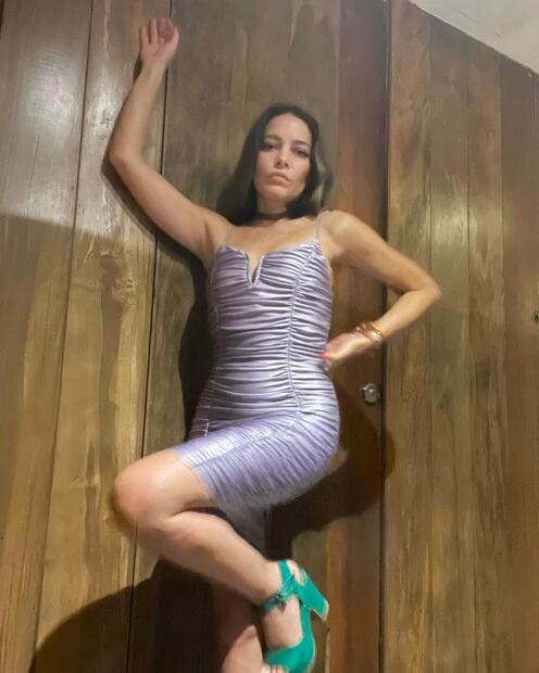 Adriana Fonseca posó en minivestido y lo compartió en las redes sociales.