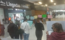 Llega Marx Arriaga al Aeropuerto de Ciudad Juárez, Chihuahua; ciudadanos lo reciben con gritos y protestas 