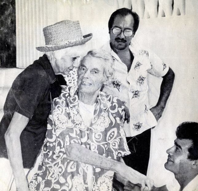 Johhny Weissmüller, el medallista de oro olímpico que alcanzó la fama de la industria cinematográfica en el rol de Tarzán, falleció en Acapulco el veinte de enero de 1984, a sus 79 años. En la imagen se le ve festejando su cumpleaños con su esposa, María, y dos enfermeros. Foto: Agencia.