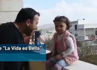 "Vamos a reír cuando caiga la bomba”; en medio de bombardeo, padre sirio enseña a su hija a reírse