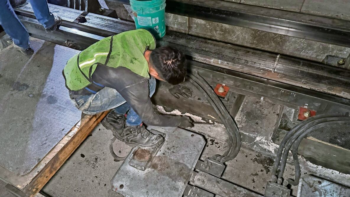 Personal de Obras y Mantenimiento y técnicos especialistas se encargan de los trabajos nocturnos en la Línea B del Metro, por lo que el servicio no se suspende ni se cierran estaciones. Foto: Especial