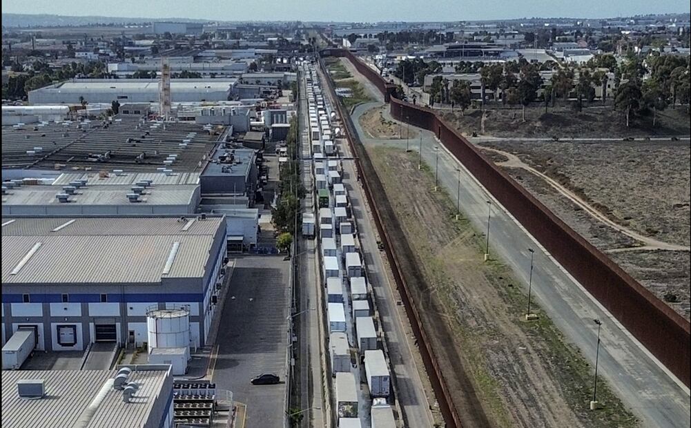 Una fila de camiones espera hasta ocho horas para cruzar la frontera con Estados Unidos en Tijuana, México, tras la activación este viernes 14 de febrero de 2025 de protocolos de seguridad e inspección de documentación. Foto: EFE