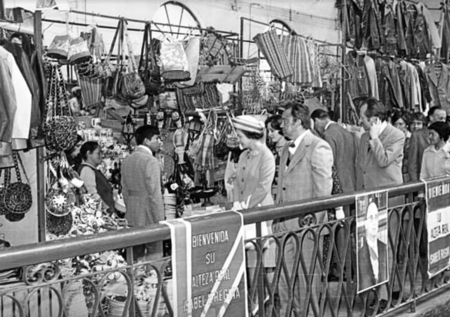 Cuando la reina Isabel II paseó en el mercado y bailó  "La Cucaracha" en México 
