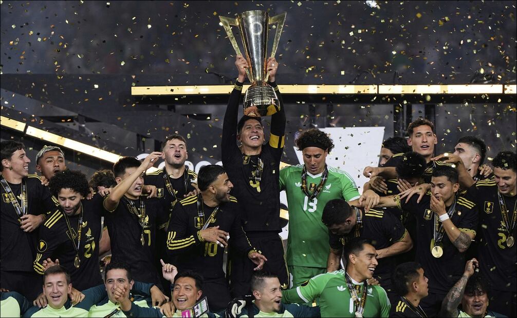 Edson Álvarez levanta la Copa Oro / Foto: AP