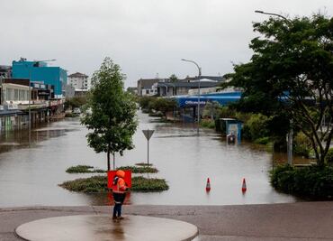 Inundaciones en Australia dejan un muerto y 50 mil personas damnificadas; autoridades implementan operativos de rescate