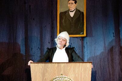 Con "El buen Juez por su casa empieza", la cuarta transformación llega al cabaret