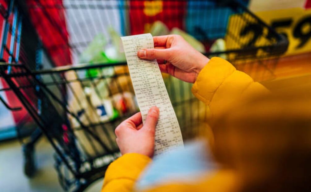 Expertos recomiendan ajustar gastos con ingresos, y cualquier mes en que se gaste menos de lo presupuestado, transferir la diferencia a la cuenta de ahorros. Foto: iStock