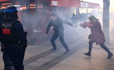 Policía dispersa con gases protesta contra medidas anti-Covid en París