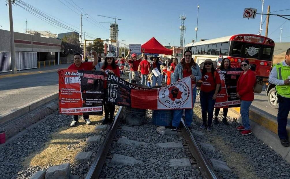 Maestros de Chihuahua bloquean vías del tren en apoyo a la CNTE (31/05/2025). Foto: Especial