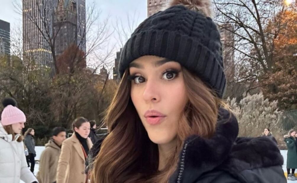 El look de Yanet García con minivestido y botas arriba de la rodilla