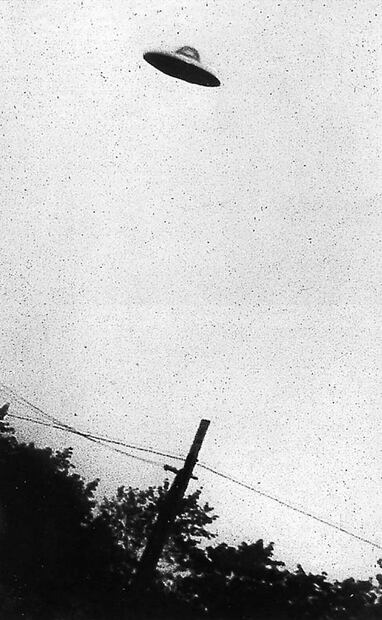 El término “platillo volador” o “flying saucer” se atribuye a Kenneth Arnold, piloto que visualizó nueve OVNIs en 1947. Aunque hubo testimonios previos sobre naves desconocidos, el avistamiento de Arnold fue el primero en publicarse masivamente. Foto: George Stock/Wikimedia Commons.