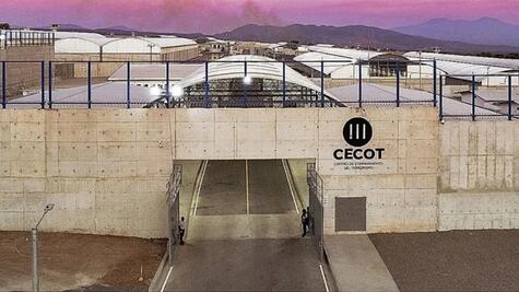 Salvadoreño deportado por error y encarcelado en el CECOT alega "daño irreparable" ante tribunal de EU