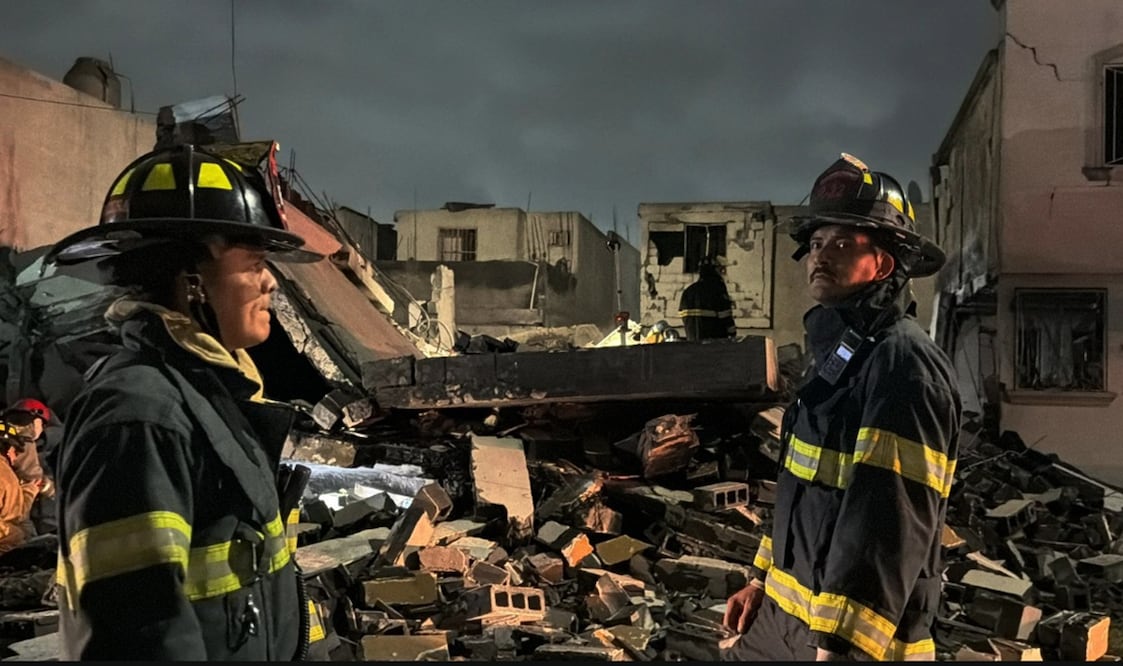 Bomberos trabajan entre escombros tras una explosión provocada por pirotecnia almacenada de manera ilegal en una vivienda del municipio de Pesquería, Nuevo León. Foto: especial