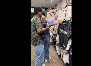 Acereros de Monclova recompensan a joven que devolvió bolso con dinero y celular perdidos en estadio VIDEO