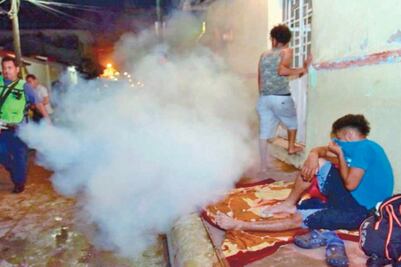 Fumigan a migrantes durante su travesía