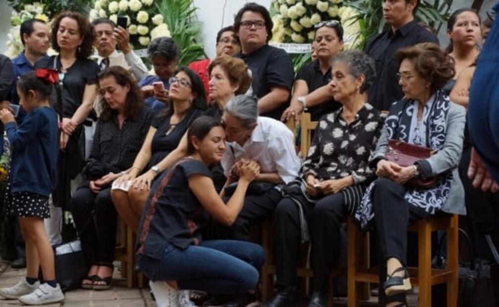 Familia de Francisco Toledo lo despide en un patio lleno de amigos 