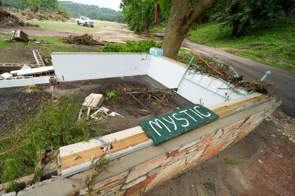 Un letrero de Camp Mystic se ve cerca de la entrada del establecimiento a orillas del río Guadalupe después de que una inundación repentina arrasara la zona en Hunt, Texas. Foto: AP