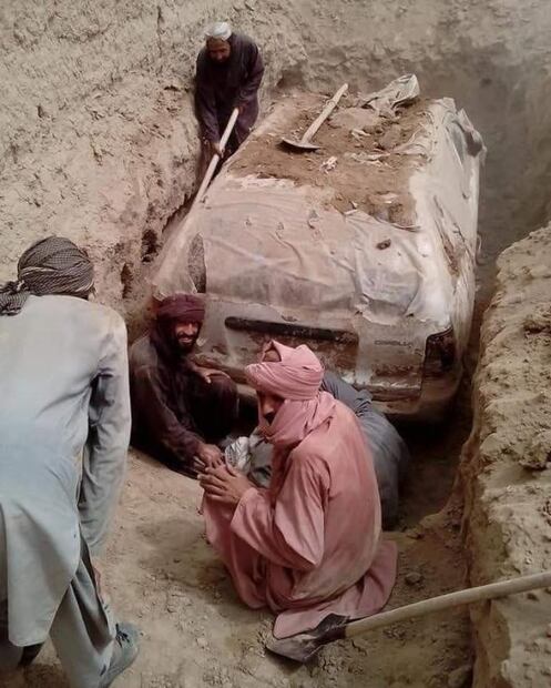 Encuentran Toyota enterrado luego de 21 años; perteneció a fundador del ejército Talibán