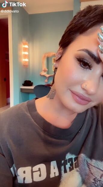 Demi Lovato sufre aparatoso accidente y lo comparte en redes sociales