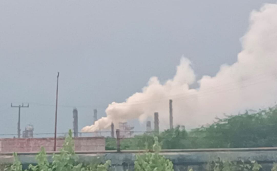 Nube de humo de la refinería cubre el cielo de Salina Cruz, luego de una falla en la planta catalítica. 
Foto: Especial.