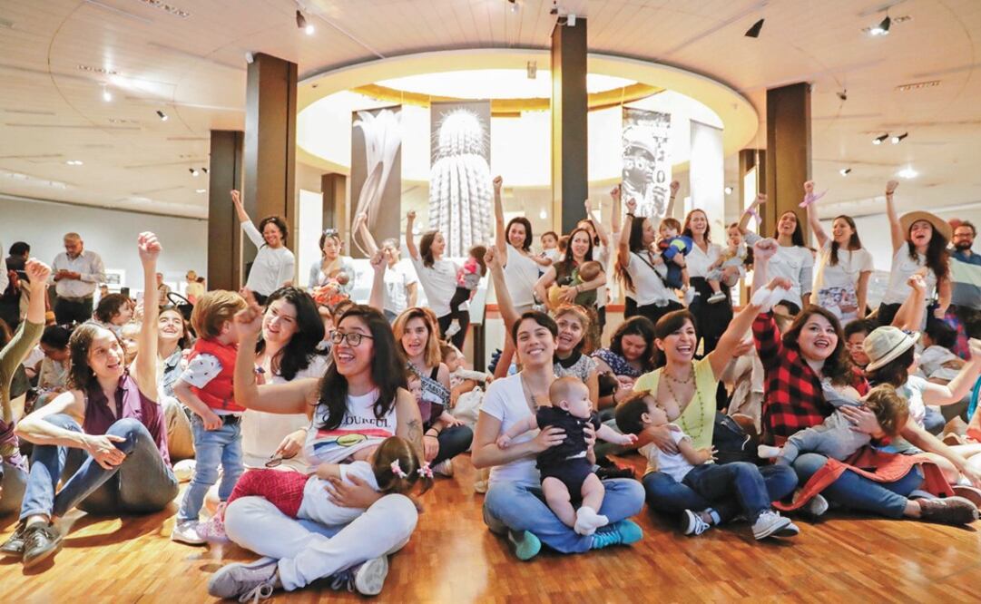 A large group of women breastfed their children at the museum as an act of protest - Photo: Ivan Stephens/EL UNIVERSAL