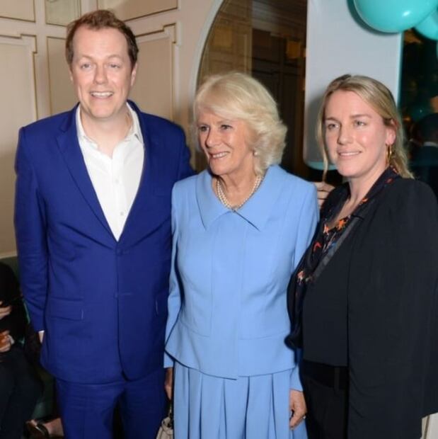 Cómo es la relación entre el rey Carlos III y los hijos de Camila Parker Bowles