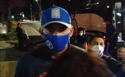 El detalle que los jugadores de Cruz Azul tuvieron con aficionados que los esperaban en Monterrey