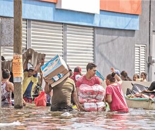 Mujer entierra a su familia; la perdió en el deslave