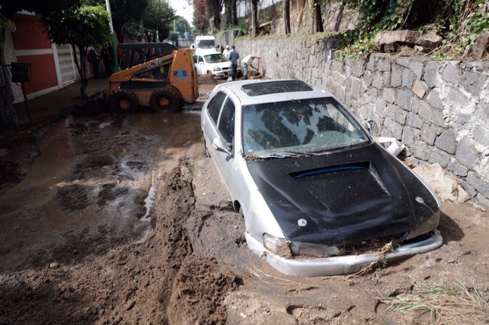 Decenas de vehículos bajo el lodo y al menos 150 casas afectadas dejó el desbordamiento del Río Hondo, en los fraccionamientos Pastores y Rivera de Echegaray, en Naucalpan, Estado de México.