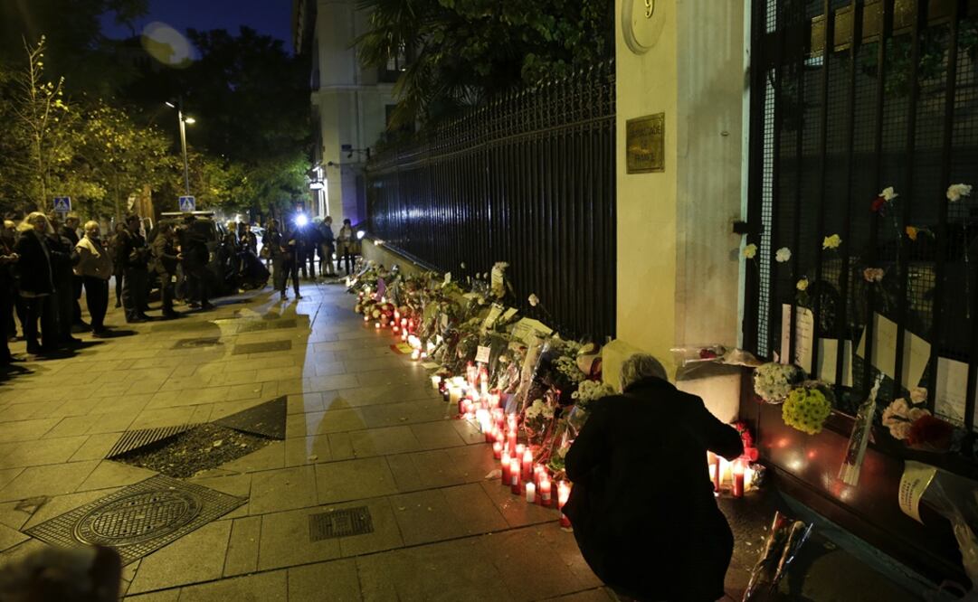 Flores, velas y mensajes depositados ante la puerta de la Embajada de Francia en España (Foto: EFE)