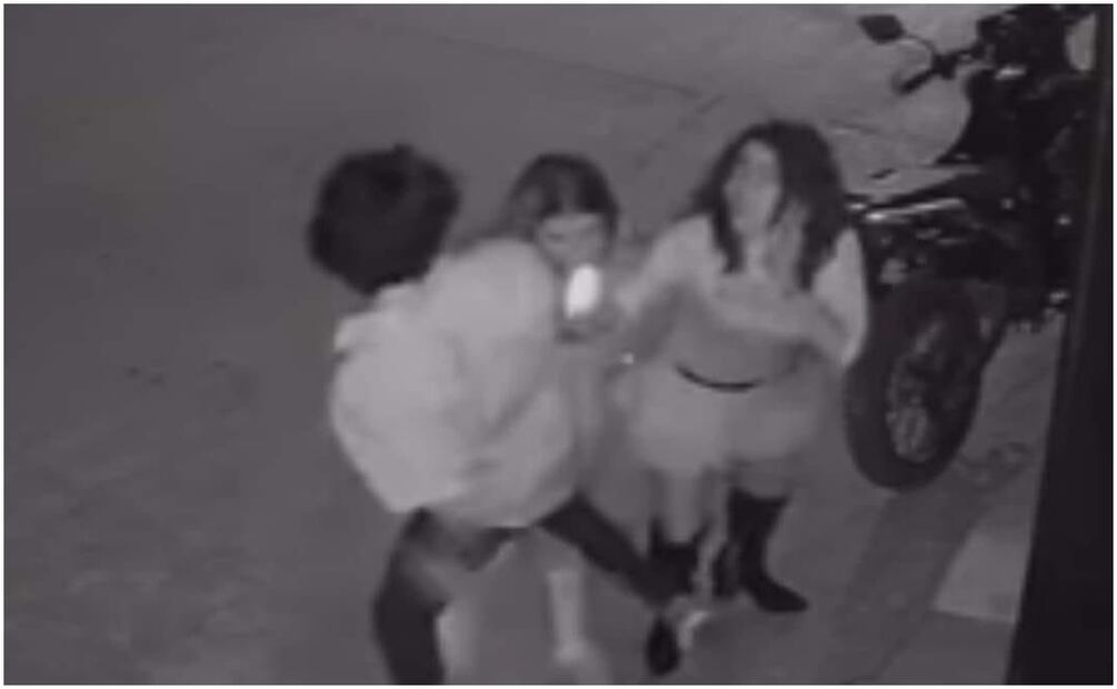 Cámaras de seguridad captaron cuando el joven golea a su novia en una fiesta de Halloween en Tamaulipas (5/11/2024). Foto: Especial