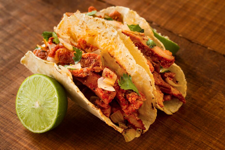 Preparados con carne roja marinada, los tacos al pastor son ícono de la cocina mexicana. Foto: Freepik