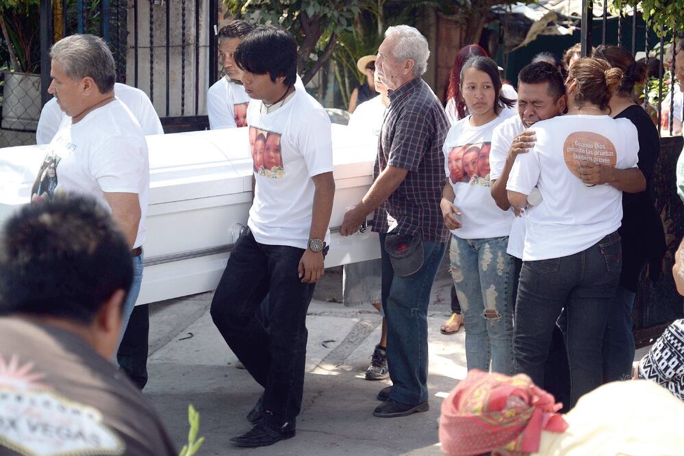 Armando Cruz dio sepultura a su esposa Herminia y a sus hijos Álex y Leonardo, quienes fueron asesinados a principios de febrero en Chicago, Illinois, junto con sus abuelos y un tío (CIUDADANOS MX)