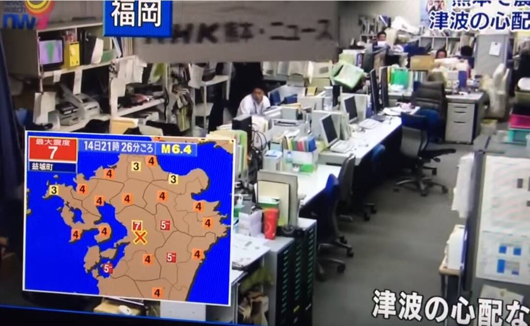 La televisora NHK mostró imágenes del cartel de su corresponsalía local, ondeando violentamente. Se ve cómo se estremecen gabinetes y cómo caen al piso libros, carpetas y papeles (Foto: Tomada de YouTube)
